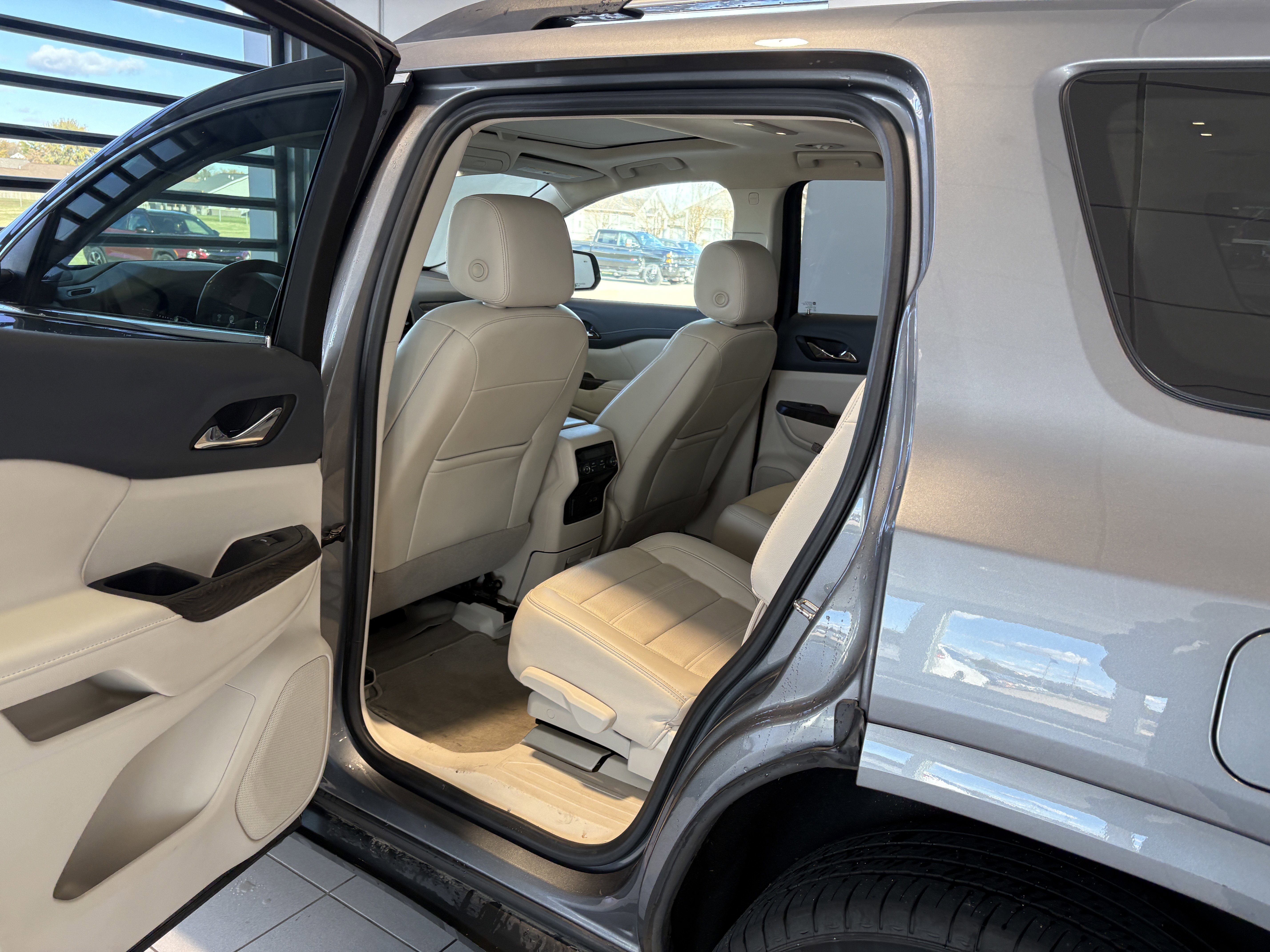 Used 2022 GMC Acadia Denali w/ Denali Ultimate Package image 19