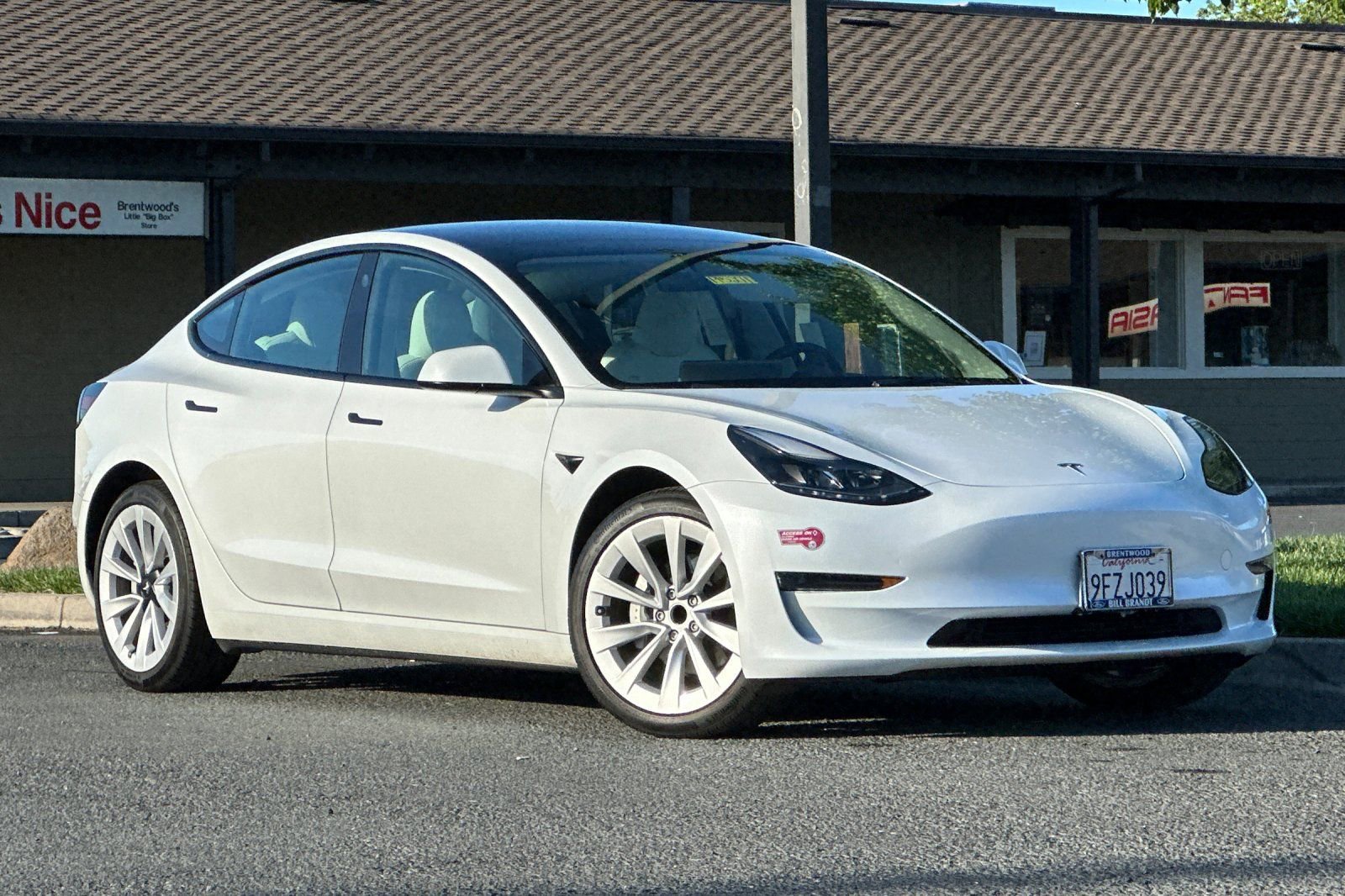 Used 2023 Tesla Model 3 Standard Range image 2