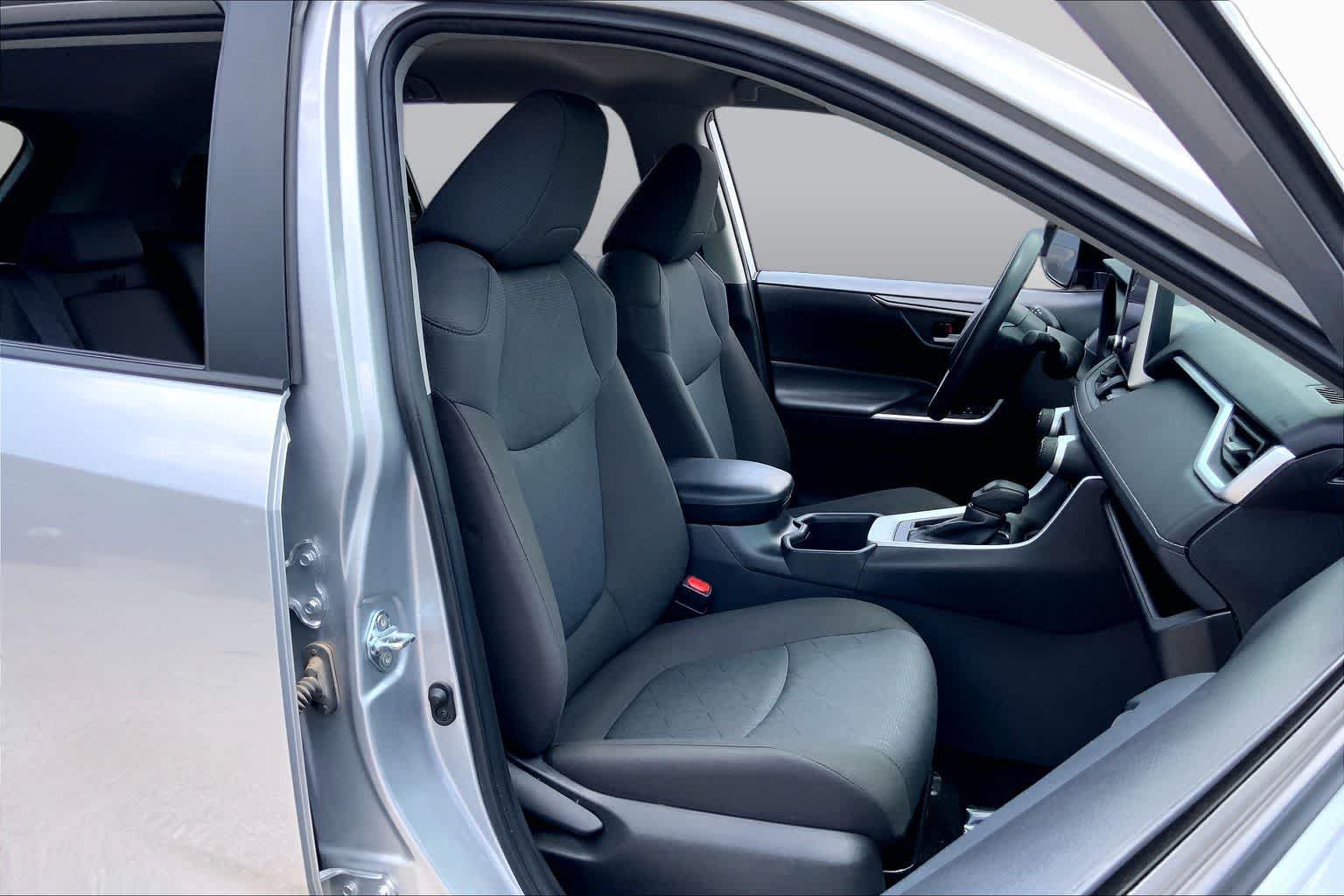 Used 2025 Toyota RAV4 XLE FWD image 9
