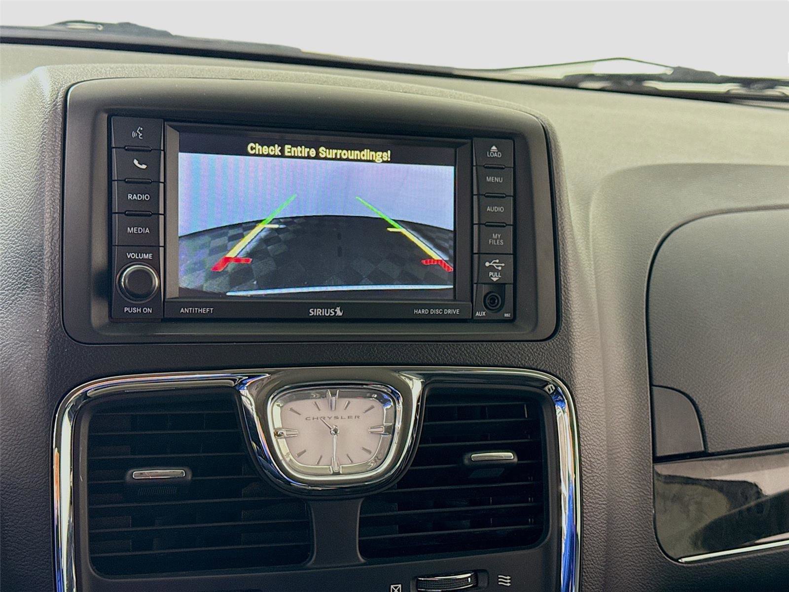 Used 2016 Chrysler Town & Country Touring image 7