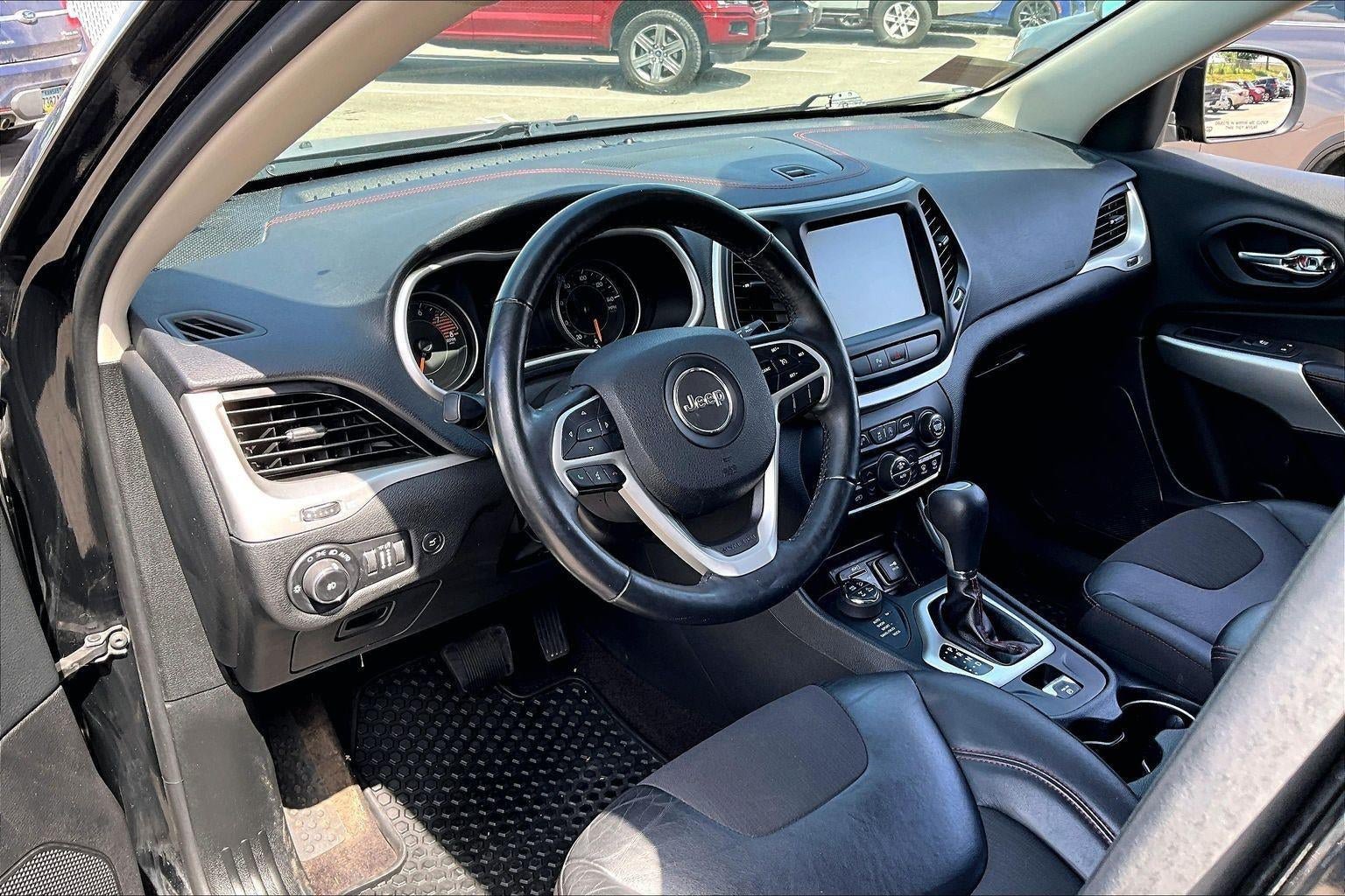 Used 2018 Jeep Cherokee Trailhawk w/ Comfort/Convenience Group AWD/4WD image 14