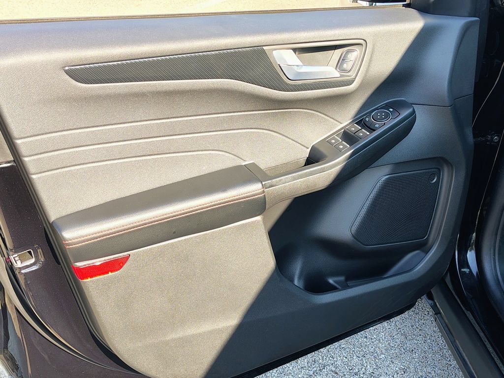 Used 2025 Ford Escape ST-Line Select AWD/4WD image 17