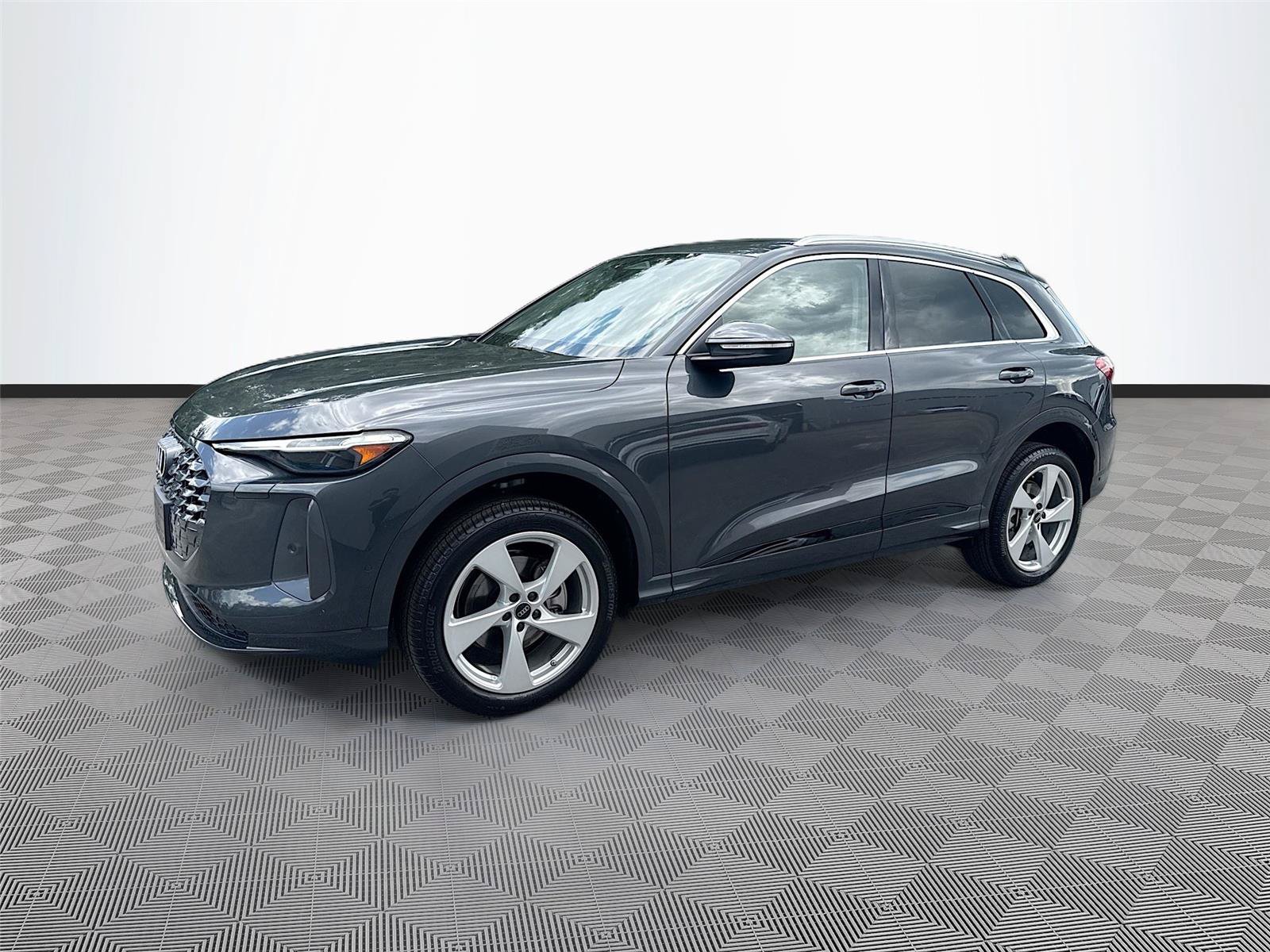 Certified 2025 Audi Q5 Premium Plus w/ Premium Plus AWD/4WD image 3