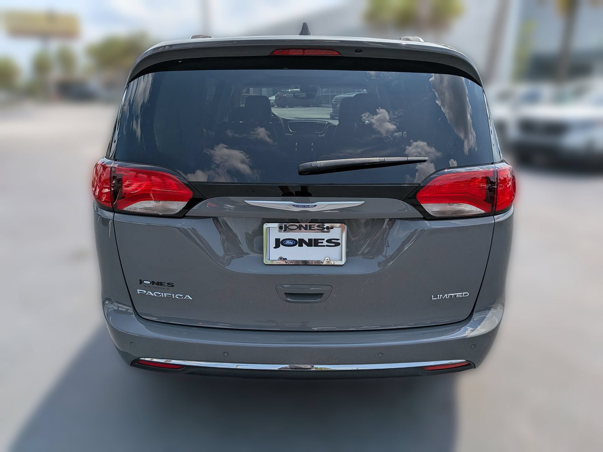 Used 2020 Chrysler Pacifica Limited w/ Tire & Wheel Group FWD image 6