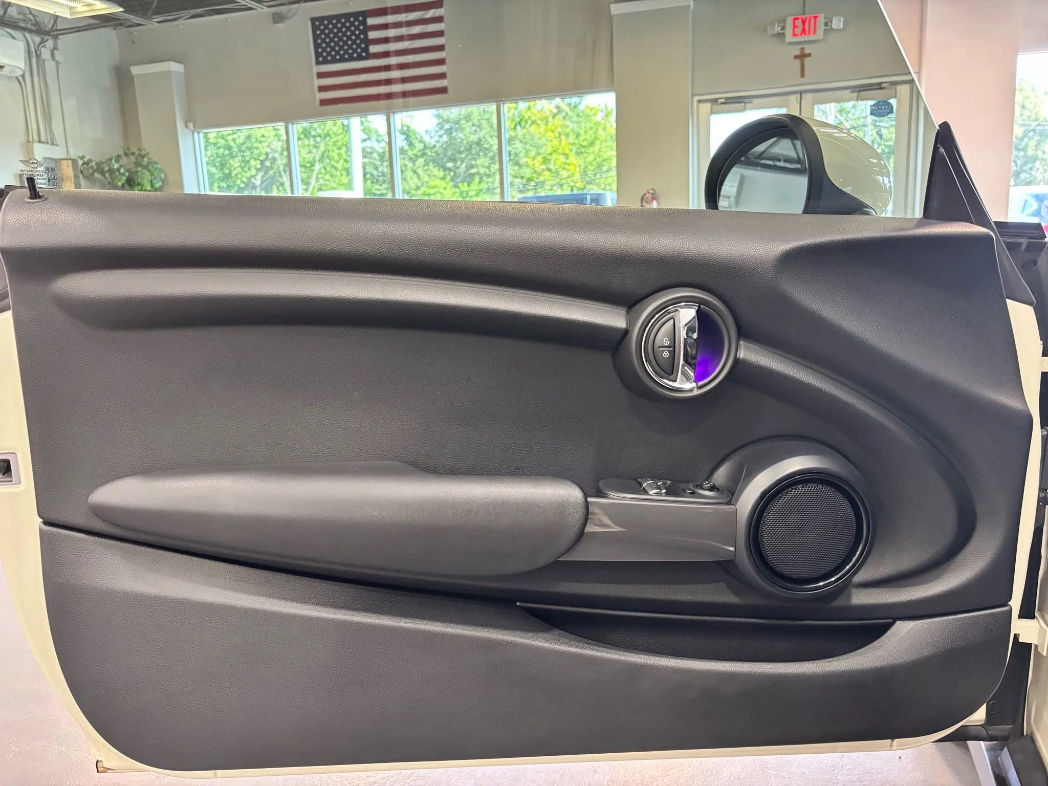 Used 2019 MINI Cooper 2-Door Hardtop w/ Signature Upholstery Package image 27