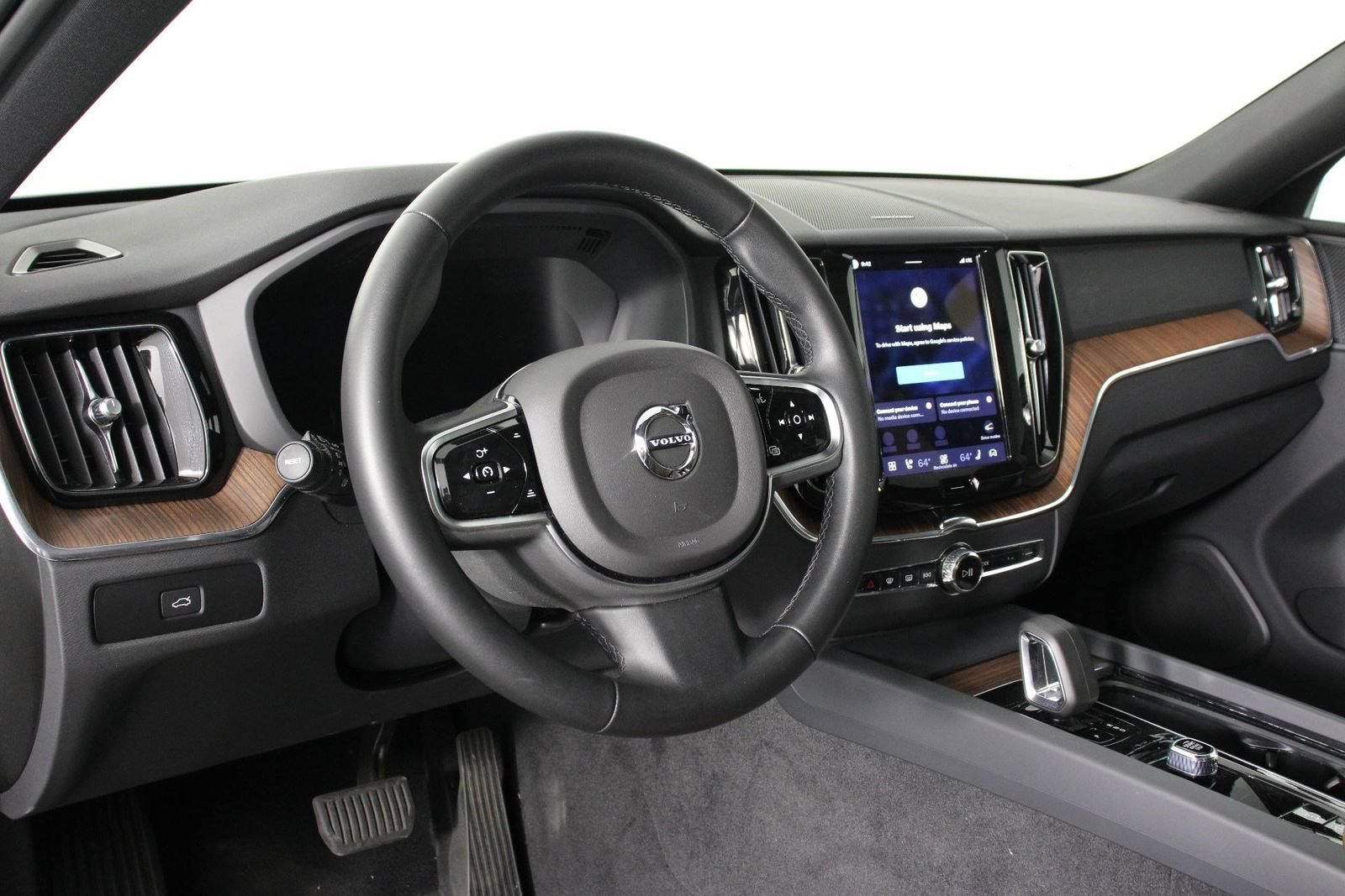 Certified 2024 Volvo XC60 B5 Plus AWD/4WD image 14