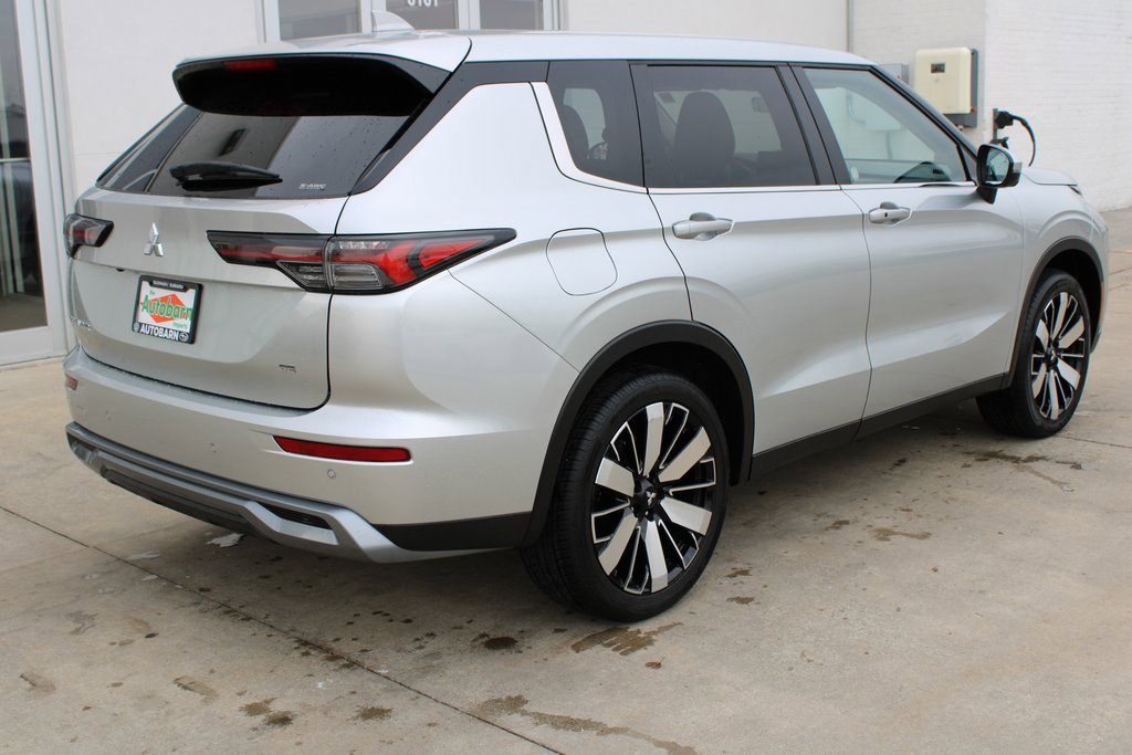 Used 2025 Mitsubishi Outlander SE image 6