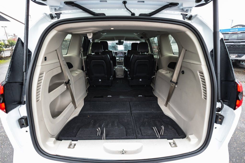 Used 2024 Chrysler Pacifica Touring-L image 40