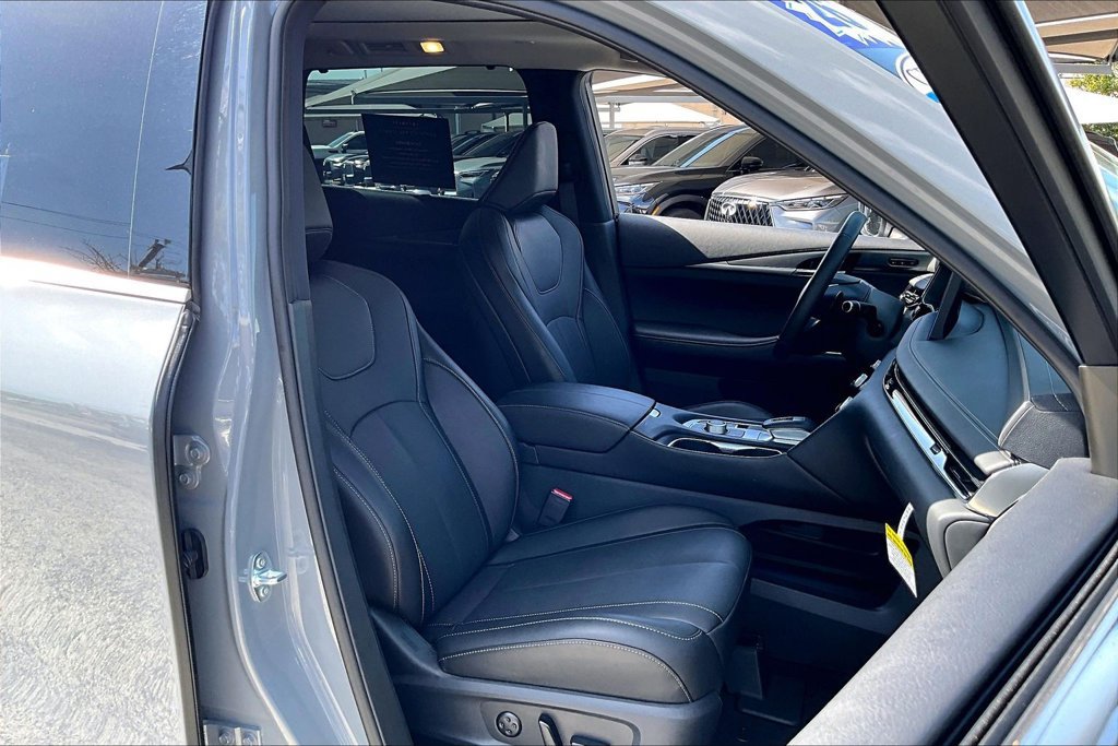 Used 2026 INFINITI QX60 Luxe w/ Cargo Package FWD image 9