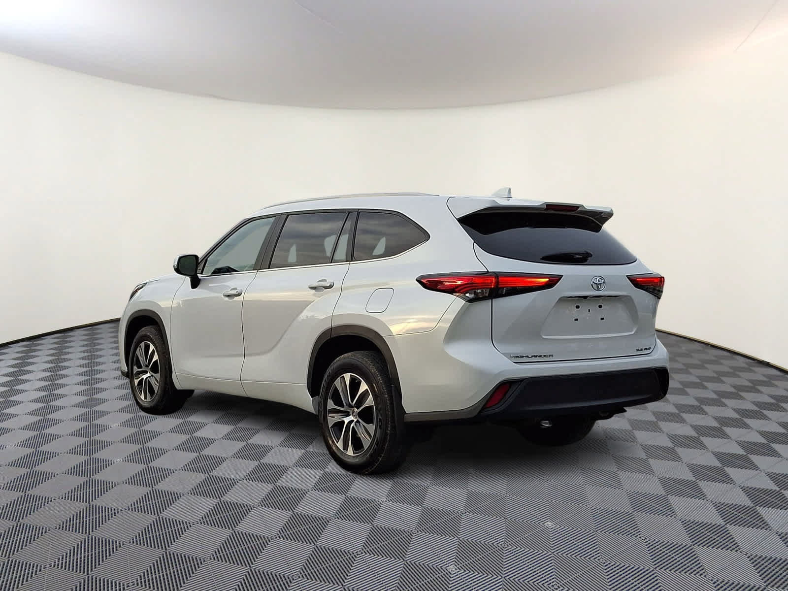 Used 2023 Toyota Highlander XLE AWD/4WD image 7