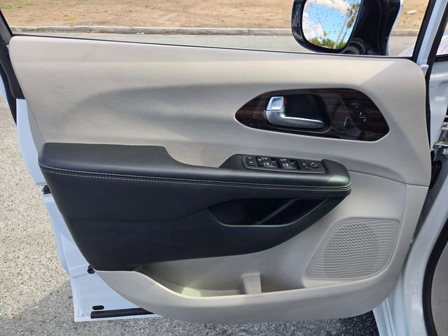 Used 2023 Chrysler Pacifica Limited image 20