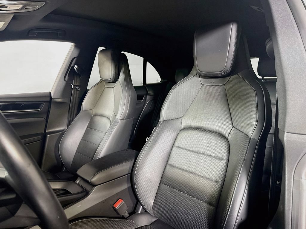 Certified 2025 Porsche Macan Electric RWD image 5