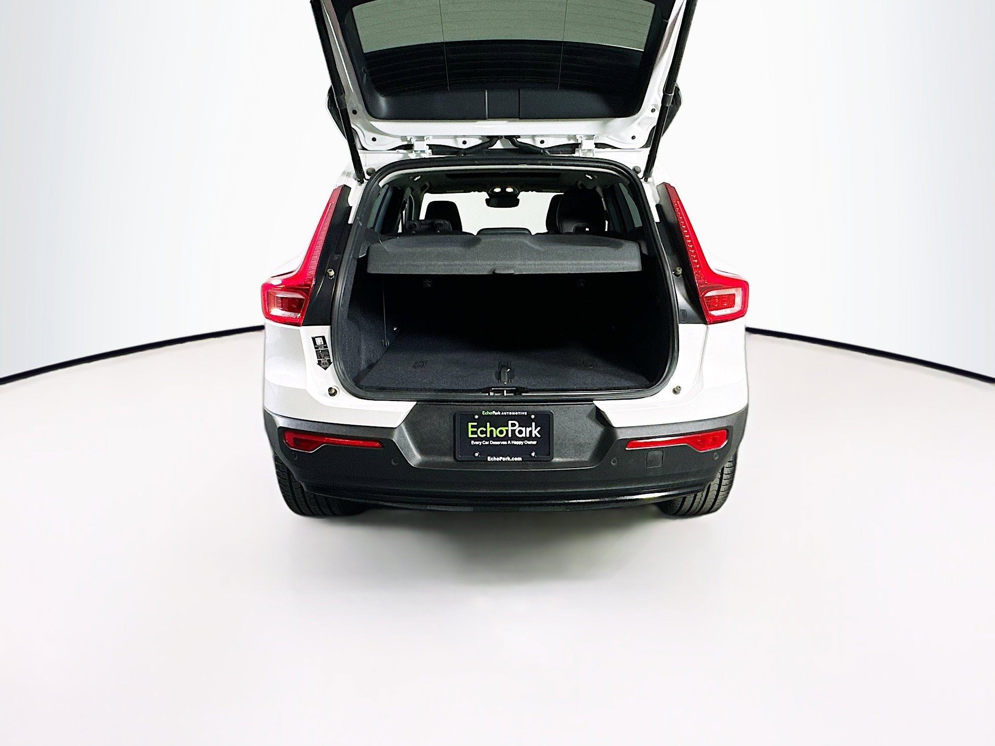 Used 2025 Volvo XC40 B5 Plus image 31