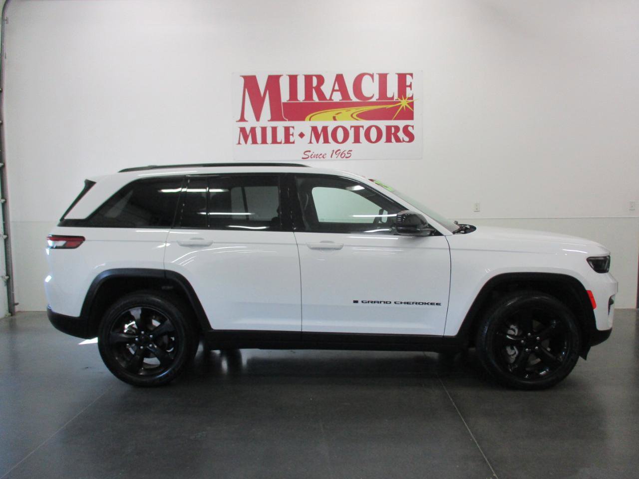 Used 2023 Jeep Grand Cherokee Altitude AWD/4WD image 6