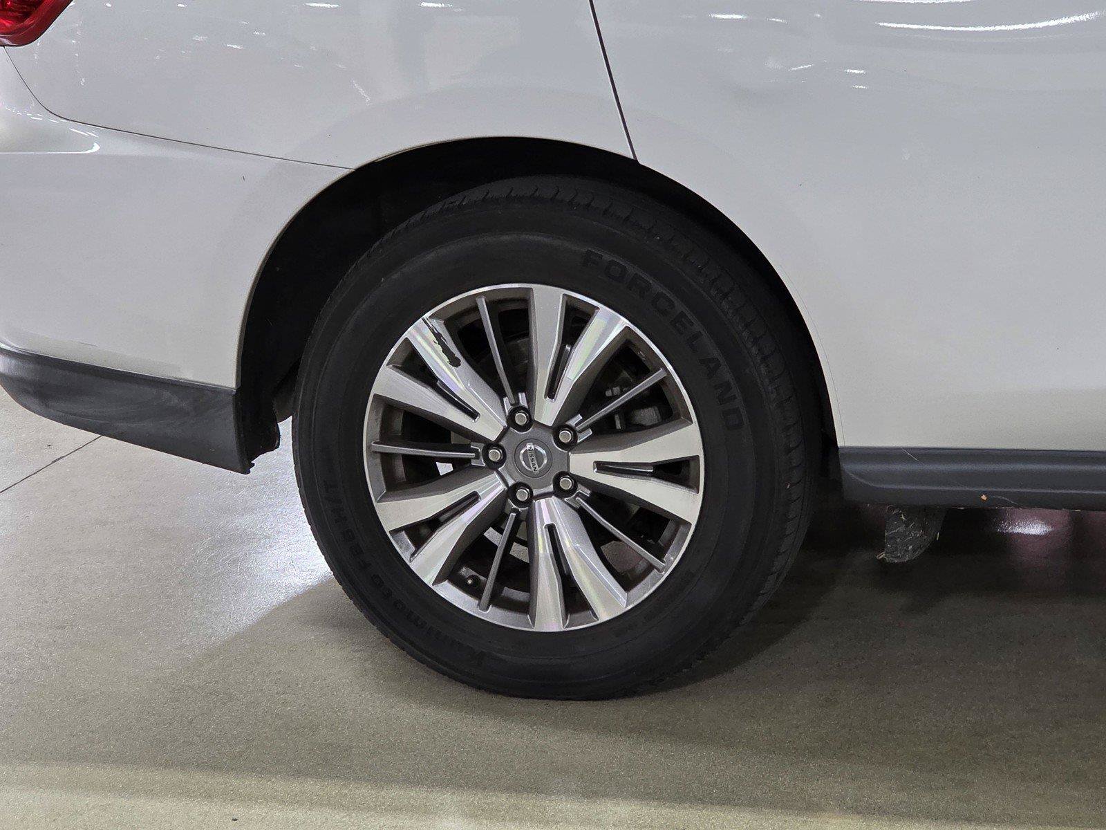 Used 2019 Nissan Pathfinder SL FWD image 9