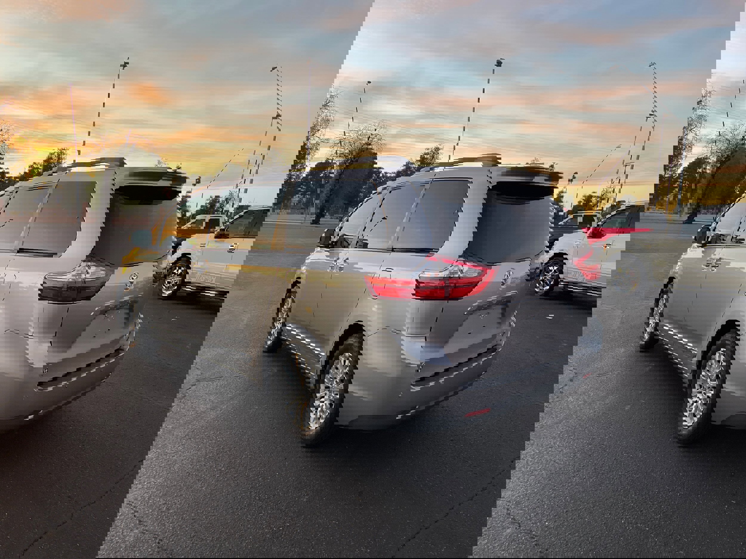 Used 2017 Toyota Sienna XLE image 3