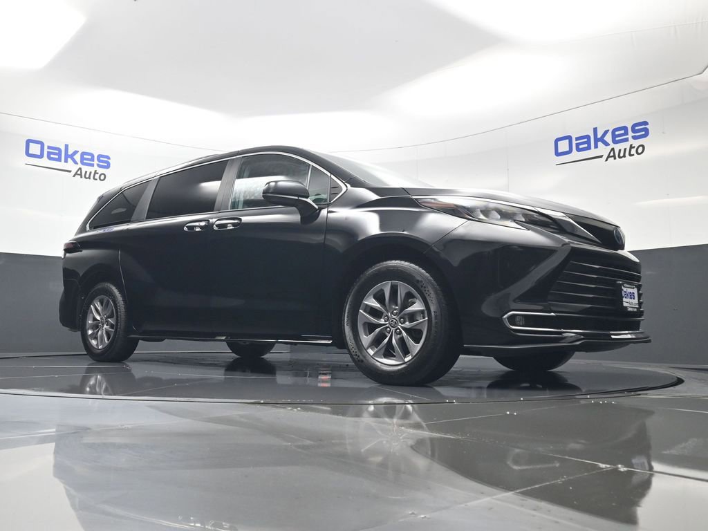 Used 2024 Toyota Sienna XLE image 40