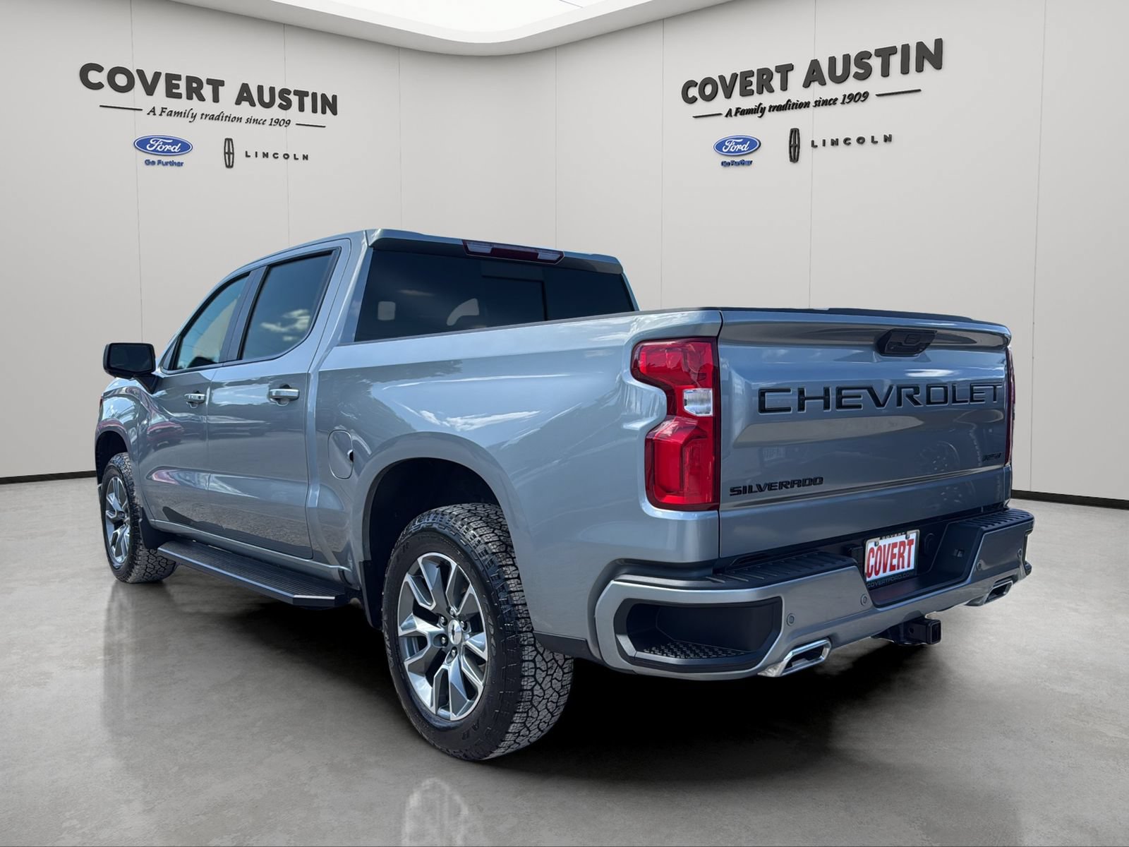 Used 2025 Chevrolet Silverado 1500 RST AWD/4WD image 3
