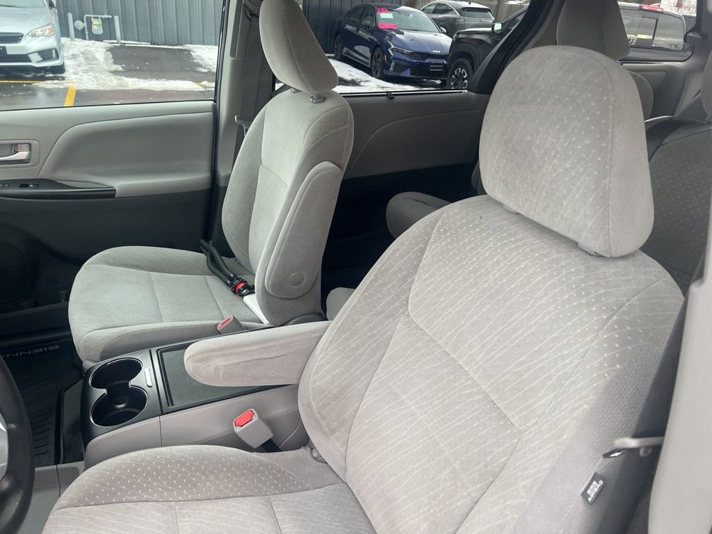 Used 2019 Toyota Sienna LE image 5