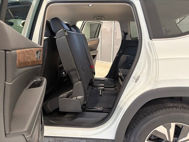 Used 2025 Volkswagen Atlas SE image 18