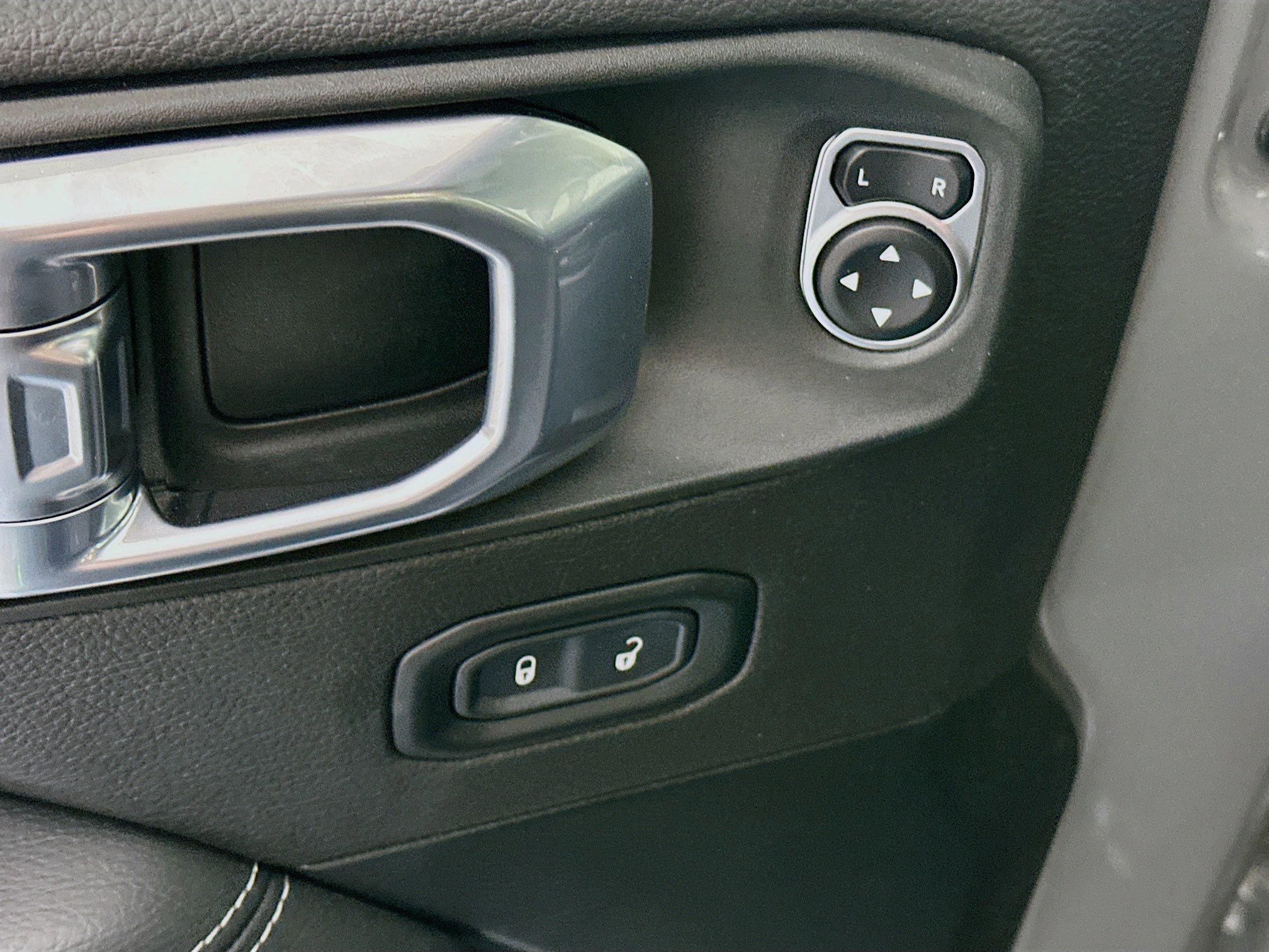 Used 2022 Jeep Wrangler Unlimited Sahara AWD/4WD image 15
