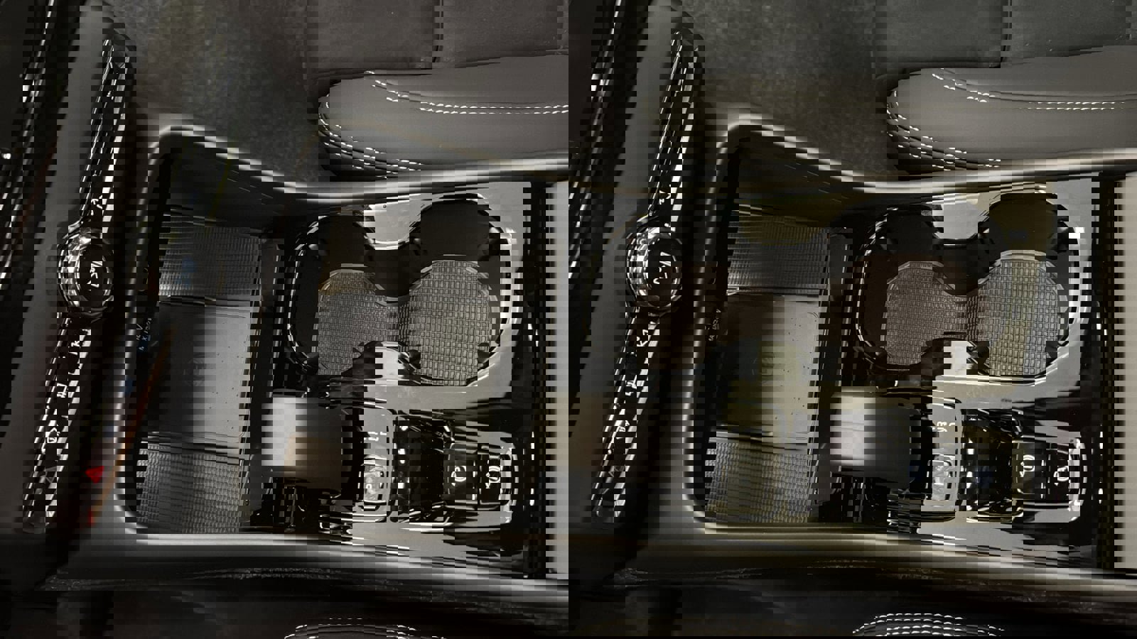 Used 2026 Volvo XC40 B4 Plus w/ Climate Package image 19