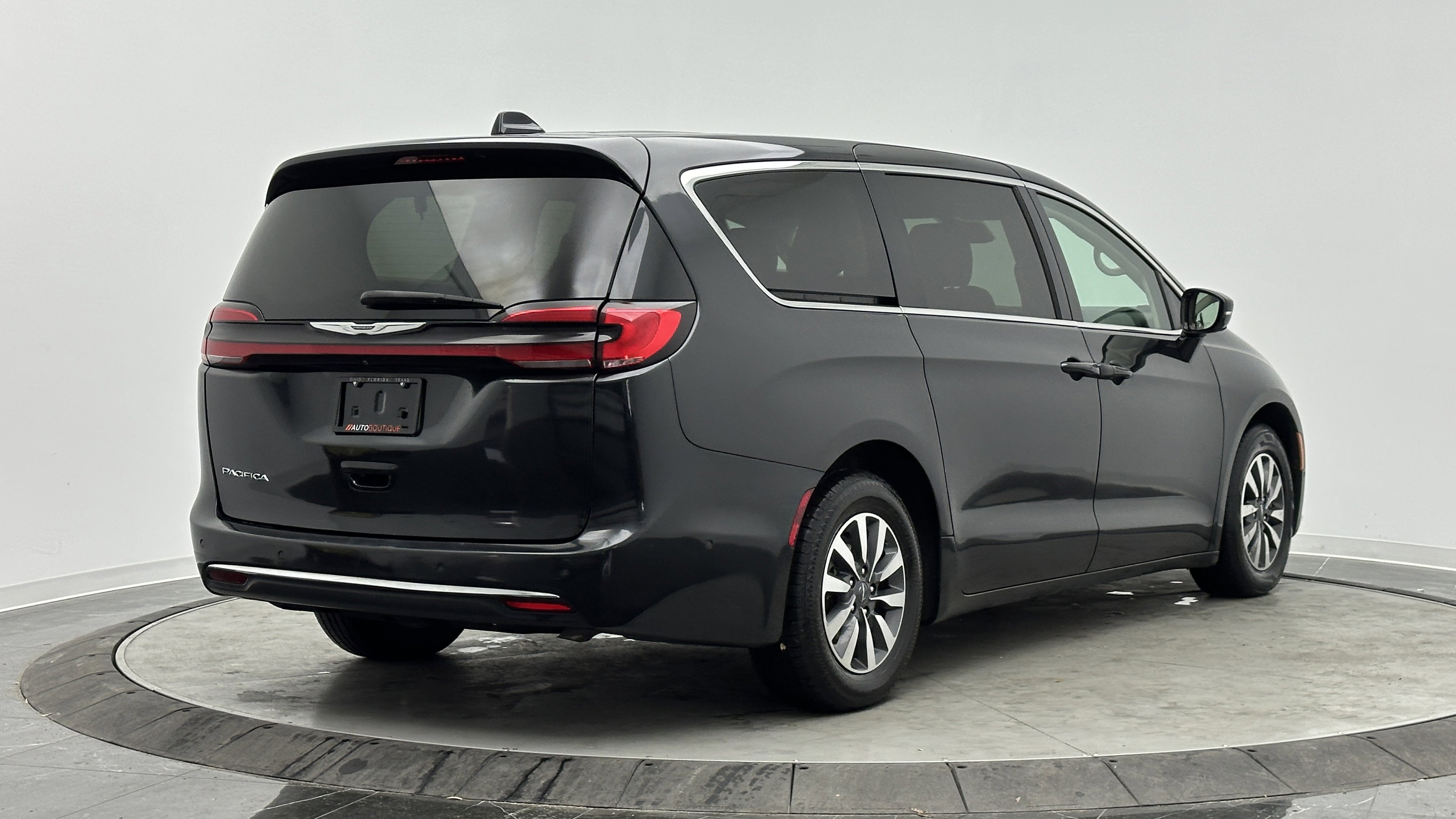 Used 2022 Chrysler Pacifica Touring-L w/ Uconnect Theater Family Group image 7