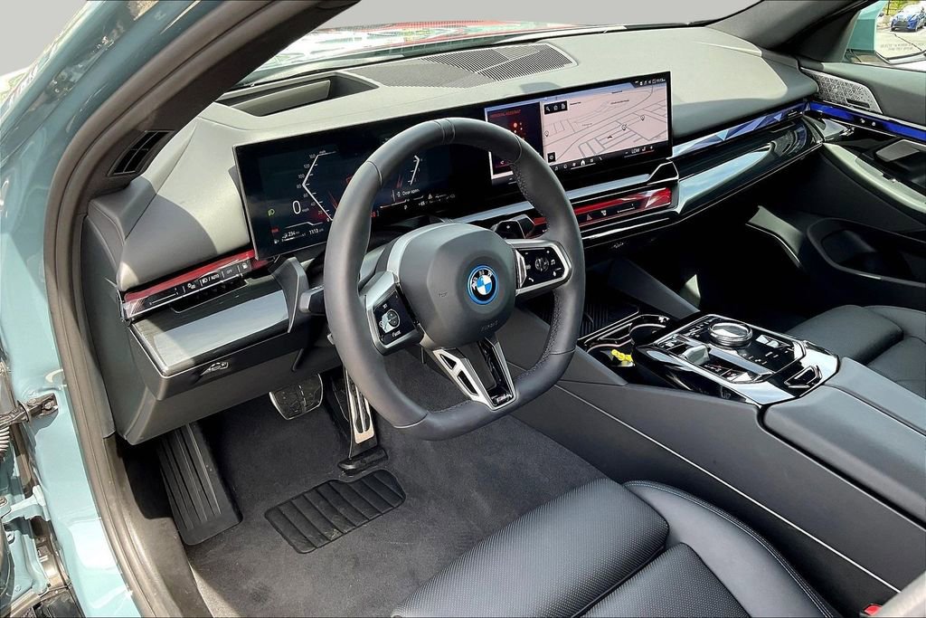 Used 2025 BMW 550e xDrive w/ Premium Package AWD/4WD image 17