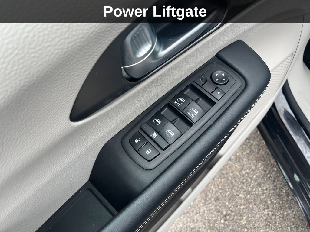 Used 2024 Chrysler Pacifica Touring-L image 15