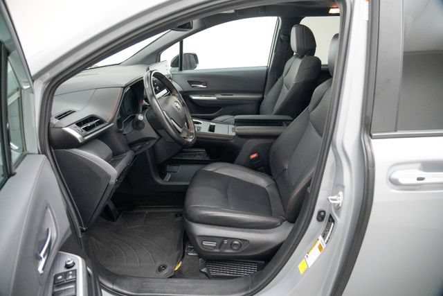 Used 2024 Toyota Sienna XSE AWD/4WD image 18