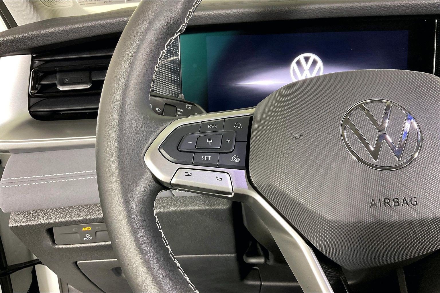 Used 2025 Volkswagen Tiguan SE AWD/4WD image 16