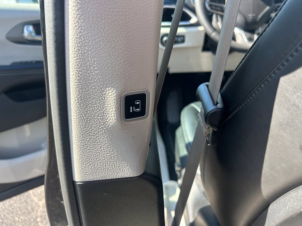 Used 2024 Chrysler Pacifica Touring-L FWD image 10