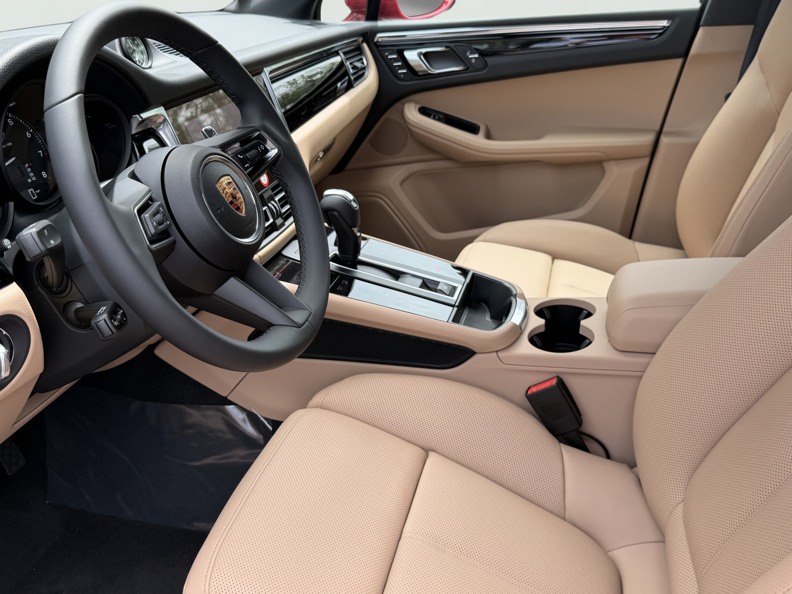 New 2026 Porsche Macan AWD/4WD image 4