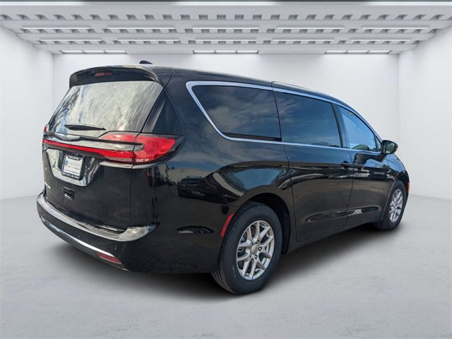 New 2025 Chrysler Pacifica Select image 3