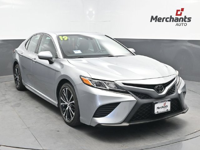 Used 2019 Toyota Camry SE FWD image 1