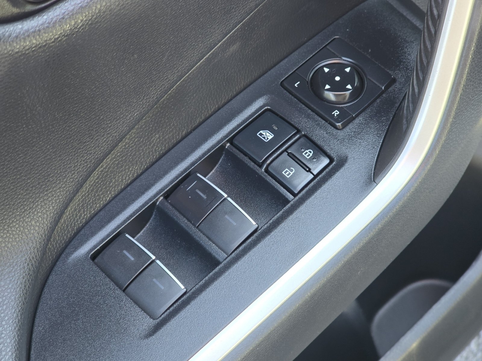 Used 2022 Toyota RAV4 XSE AWD/4WD image 26