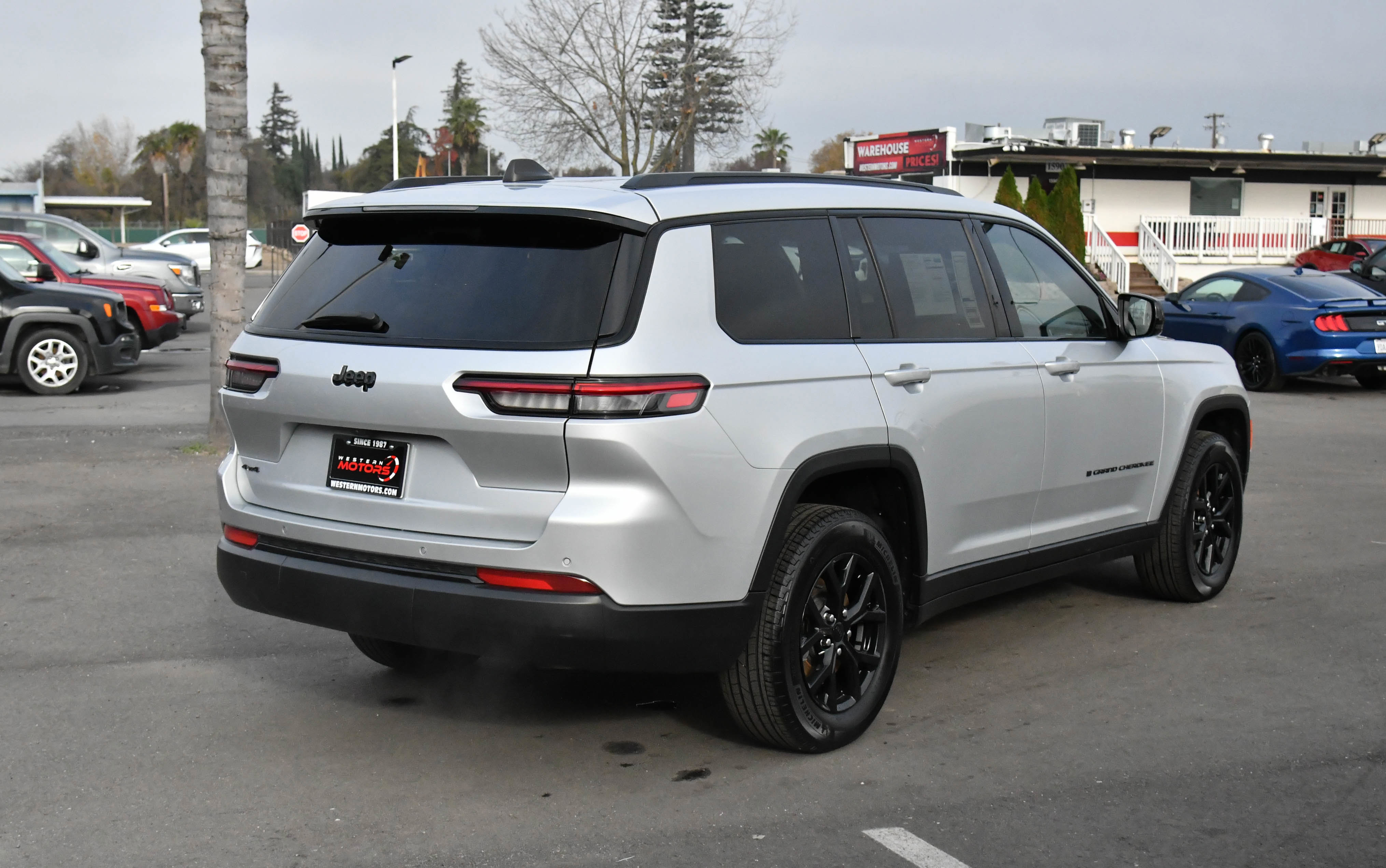Used 2024 Jeep Grand Cherokee L Laredo image 8
