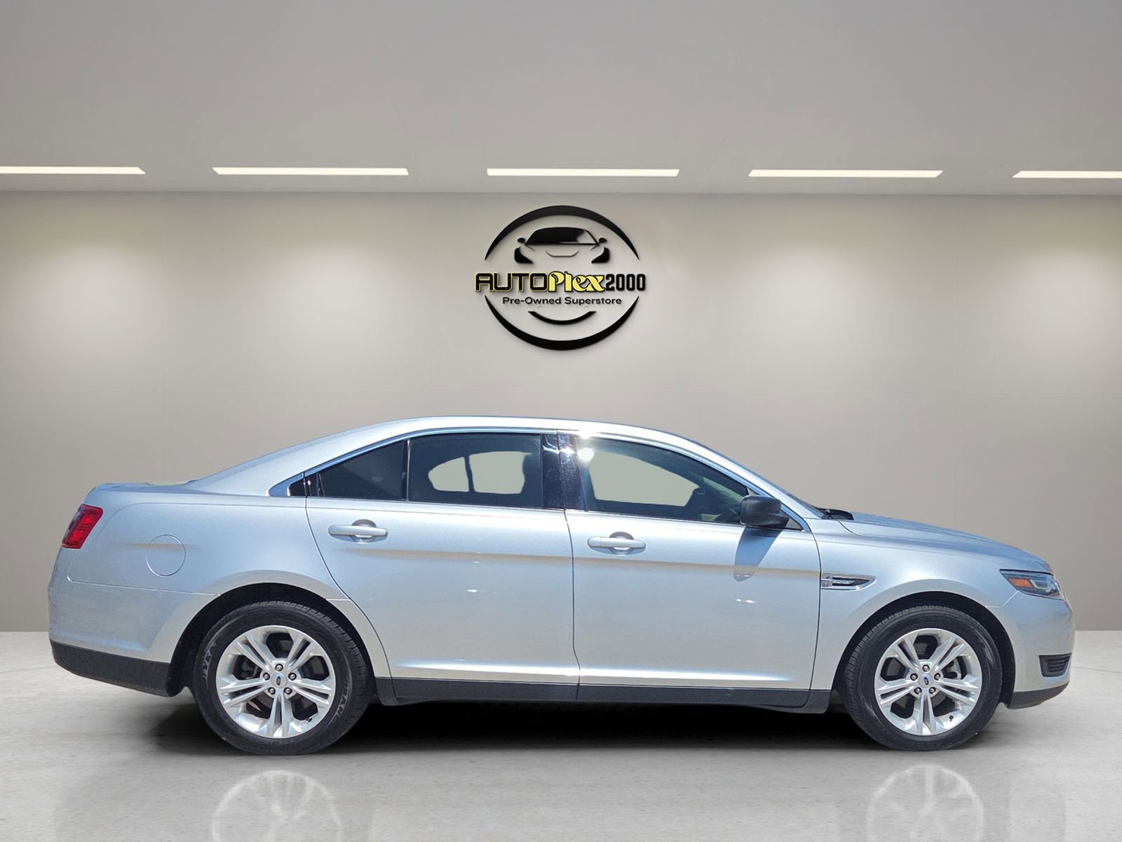 Used 2018 Ford Taurus SE FWD image 8