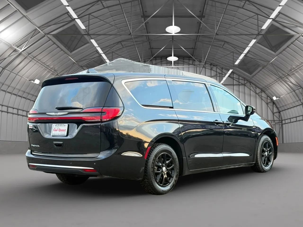 Used 2023 Chrysler Pacifica Touring-L FWD image 7