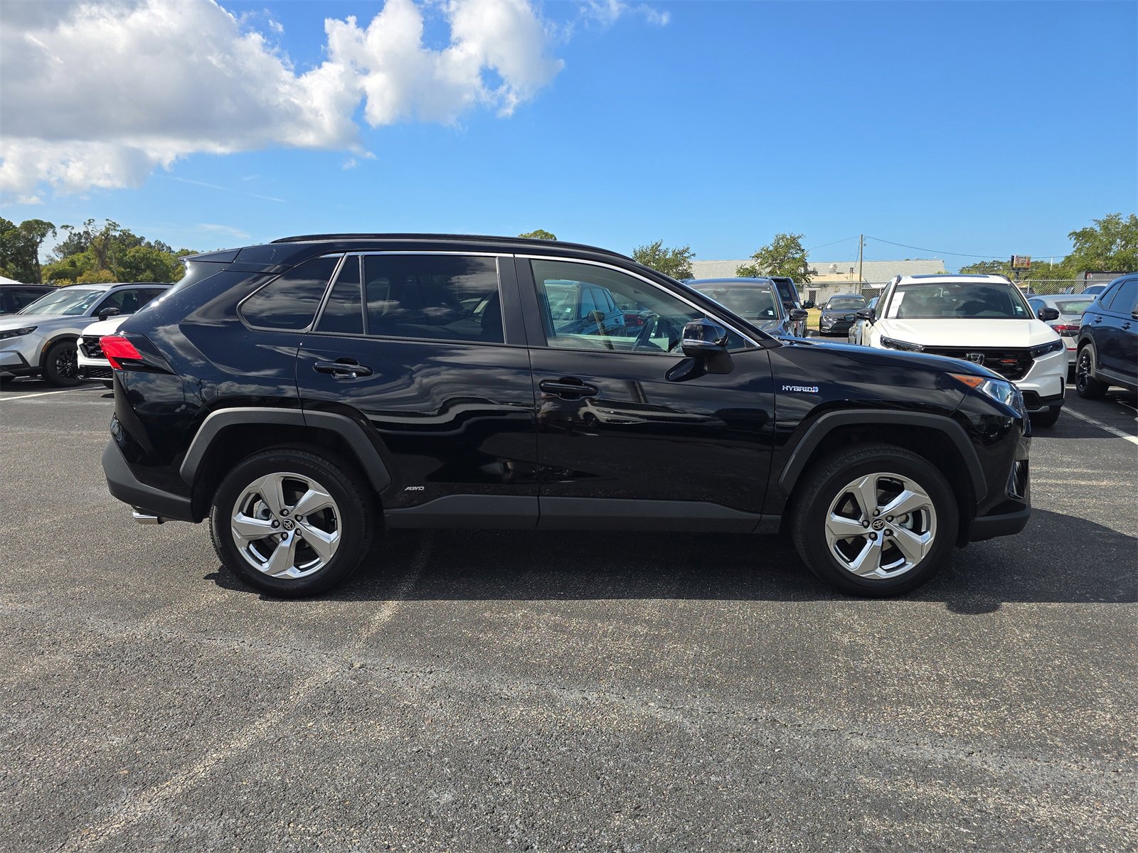 Used 2021 Toyota RAV4 XLE Premium image 3