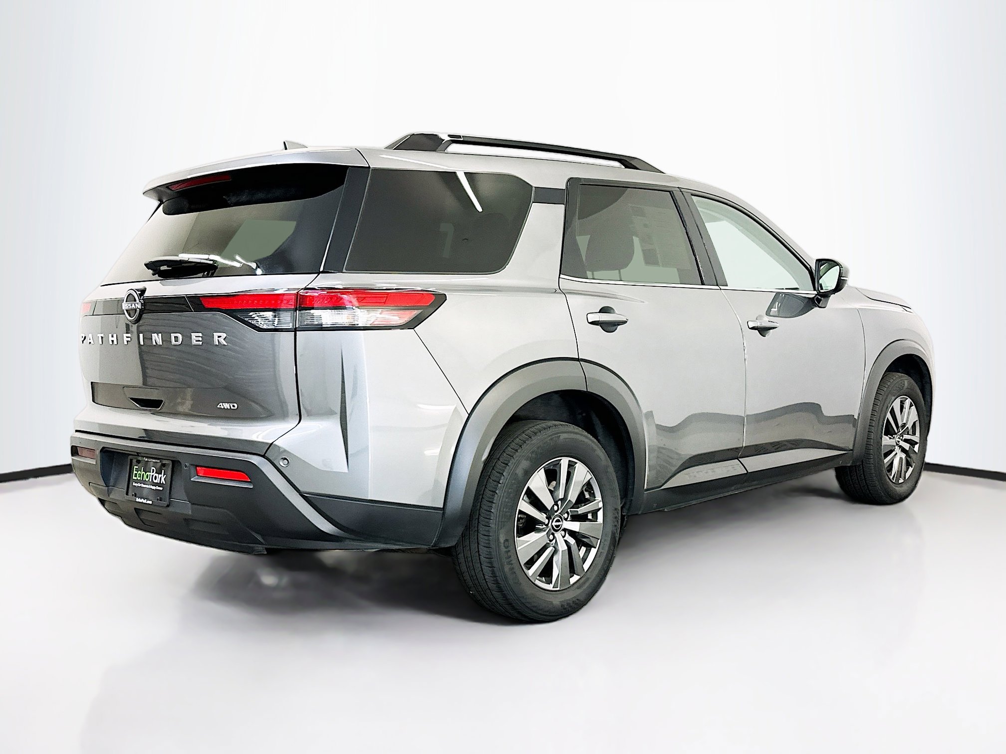 Used 2025 Nissan Pathfinder SV image 9