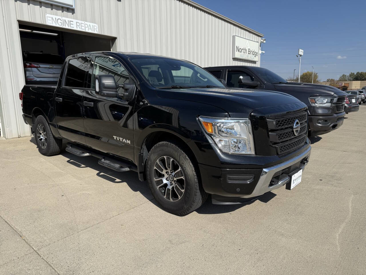 Used 2022 Nissan Titan SV w/ SV Convenience Package image 2