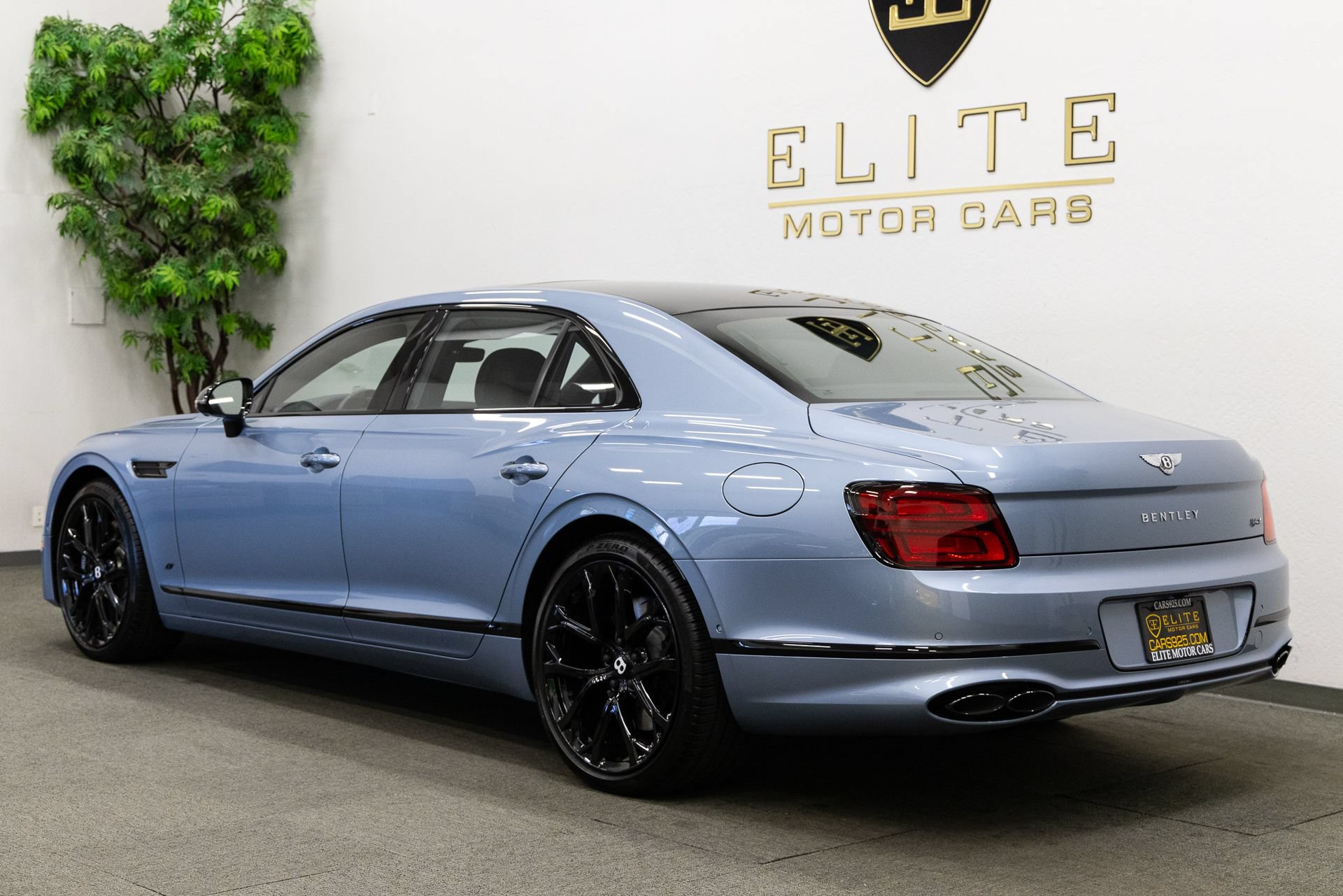 Used 2024 Bentley Flying Spur Plug-In Hybrid AWD/4WD image 3