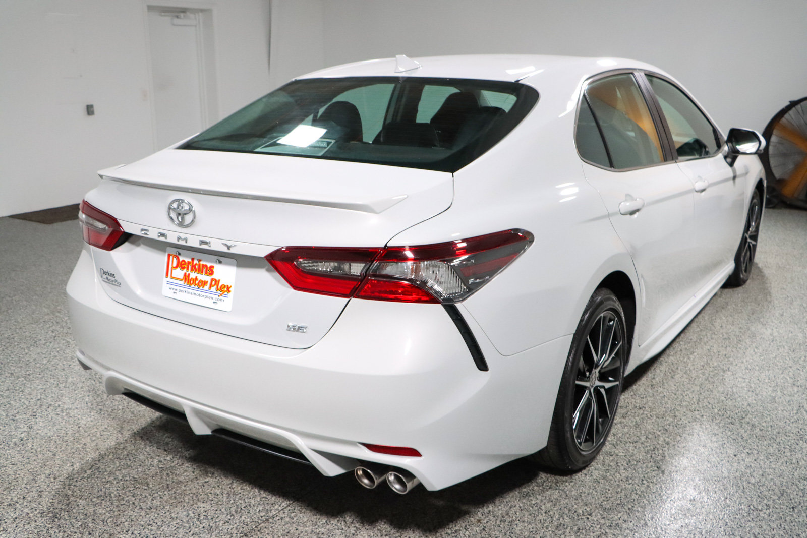 Used 2024 Toyota Camry SE FWD image 7