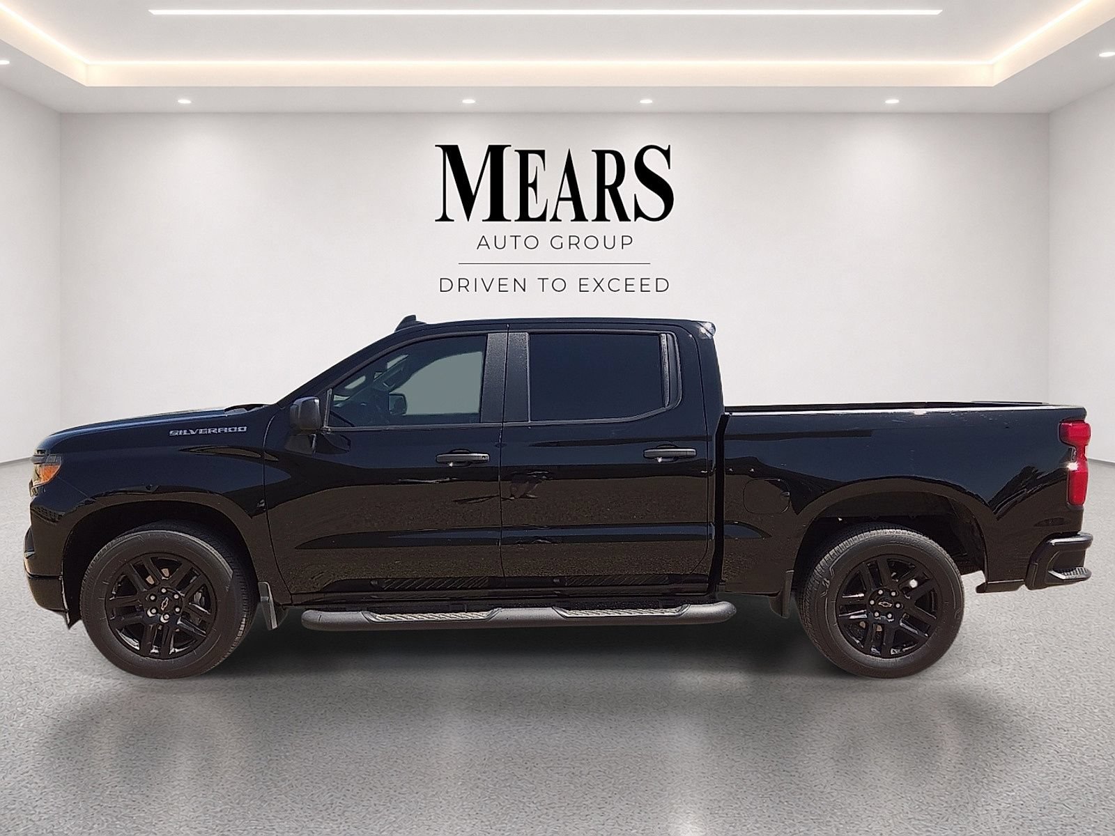 Used 2023 Chevrolet Silverado 1500 Custom RWD image 2
