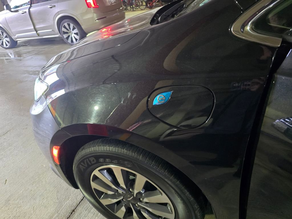 Used 2022 Chrysler Pacifica Limited w/ Uconnect Theater Family Group image 3