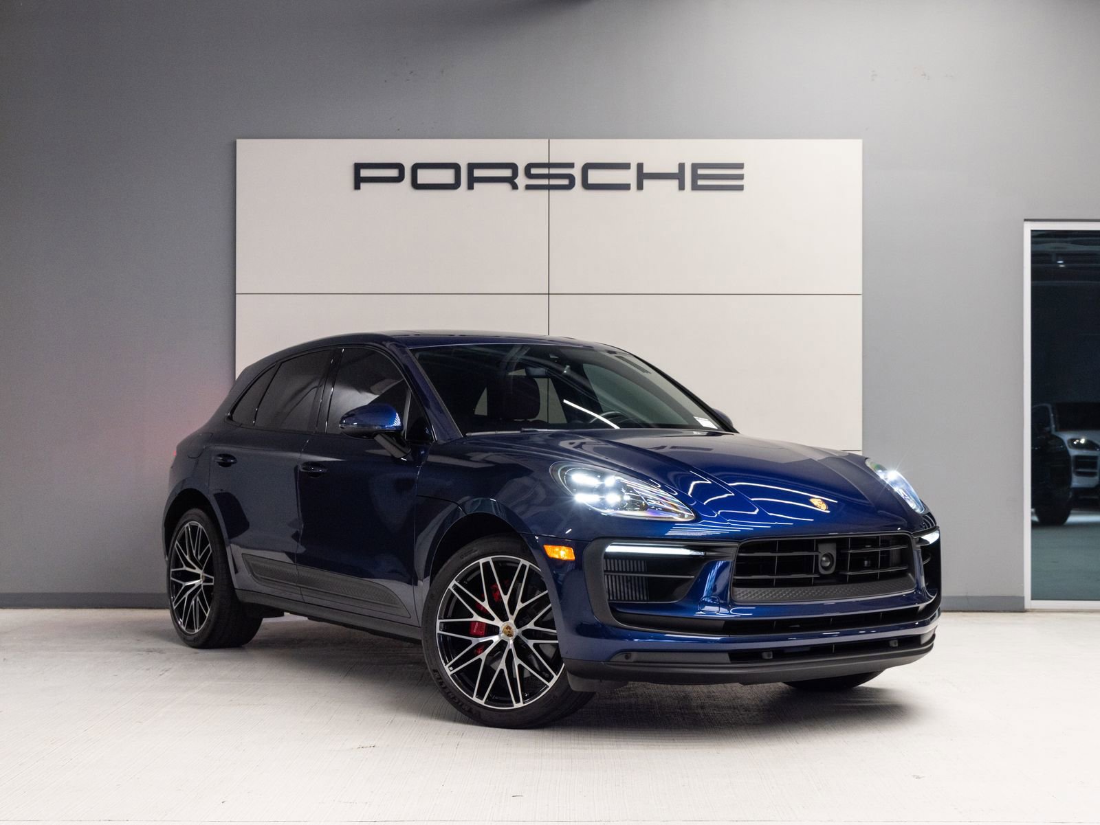 Certified 2023 Porsche Macan S AWD/4WD image 9