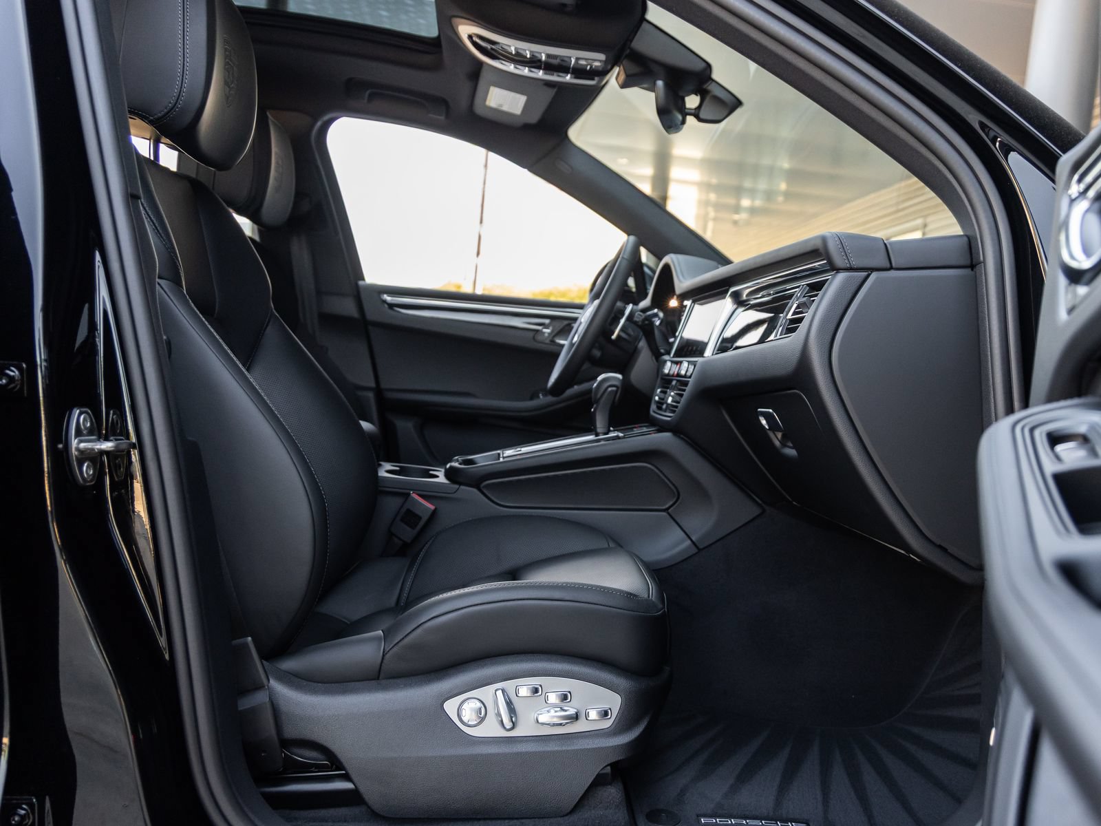 Certified 2026 Porsche Macan S AWD/4WD image 41