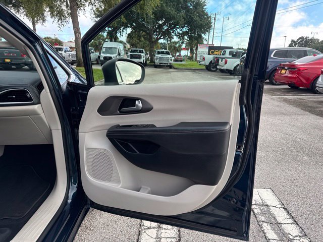 Used 2023 Chrysler Pacifica Touring-L FWD image 13