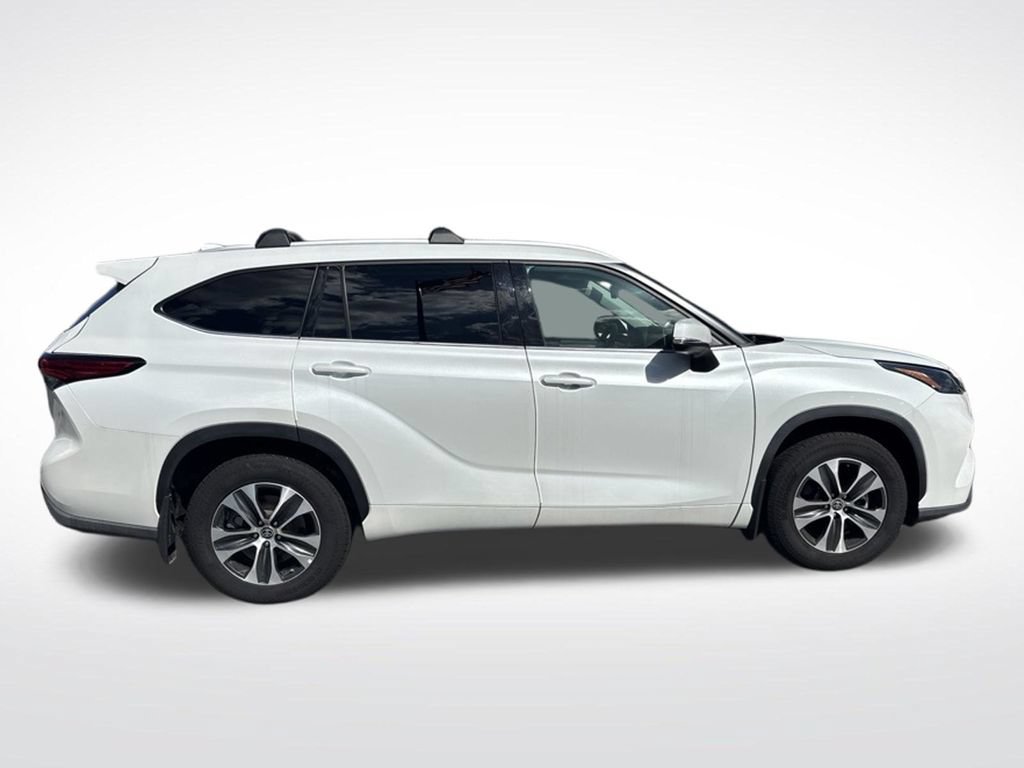 Used 2022 Toyota Highlander XLE AWD/4WD image 8